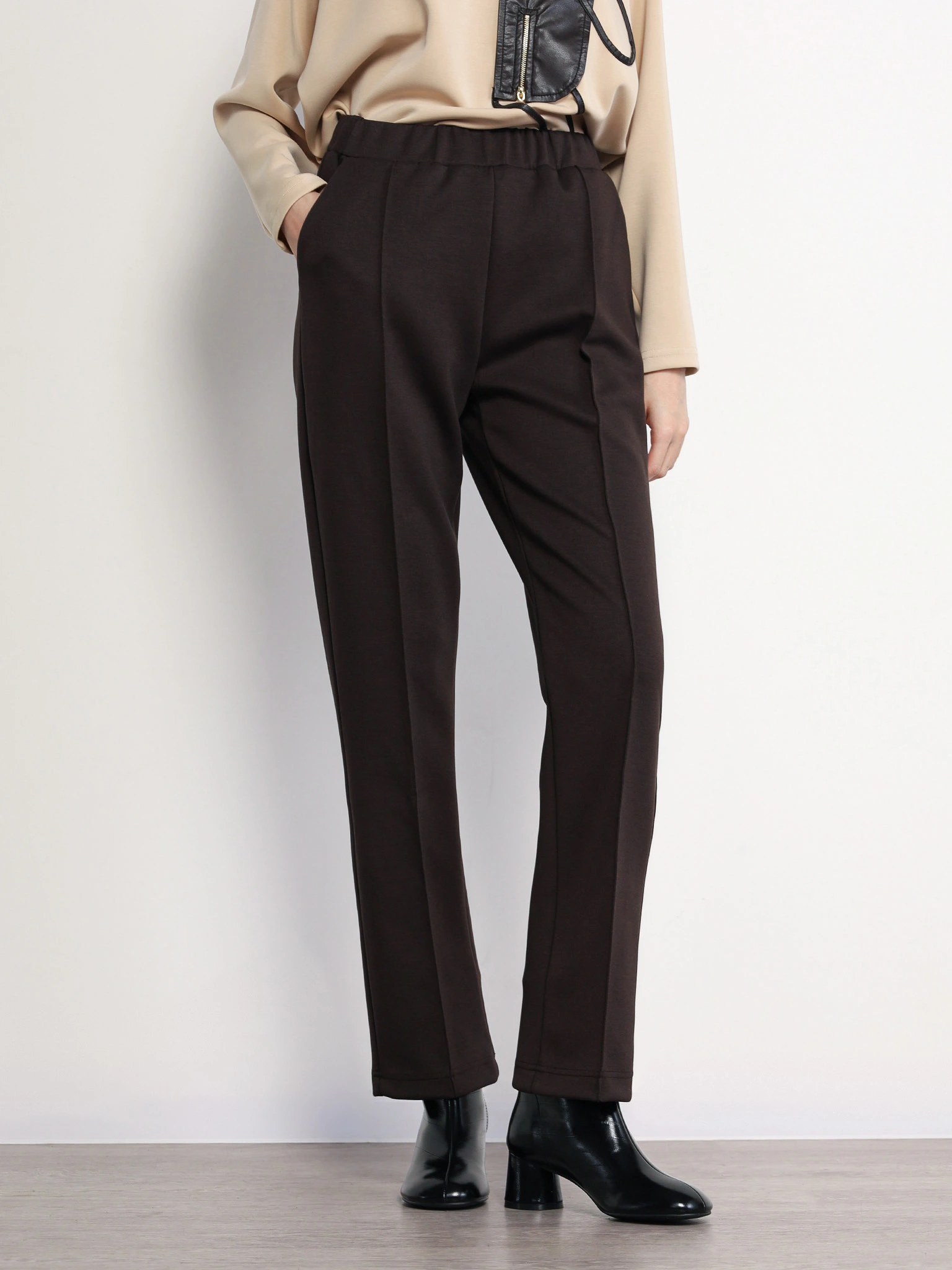 Брюки трикотажные темно-коричневого цвета с эластичным поясом